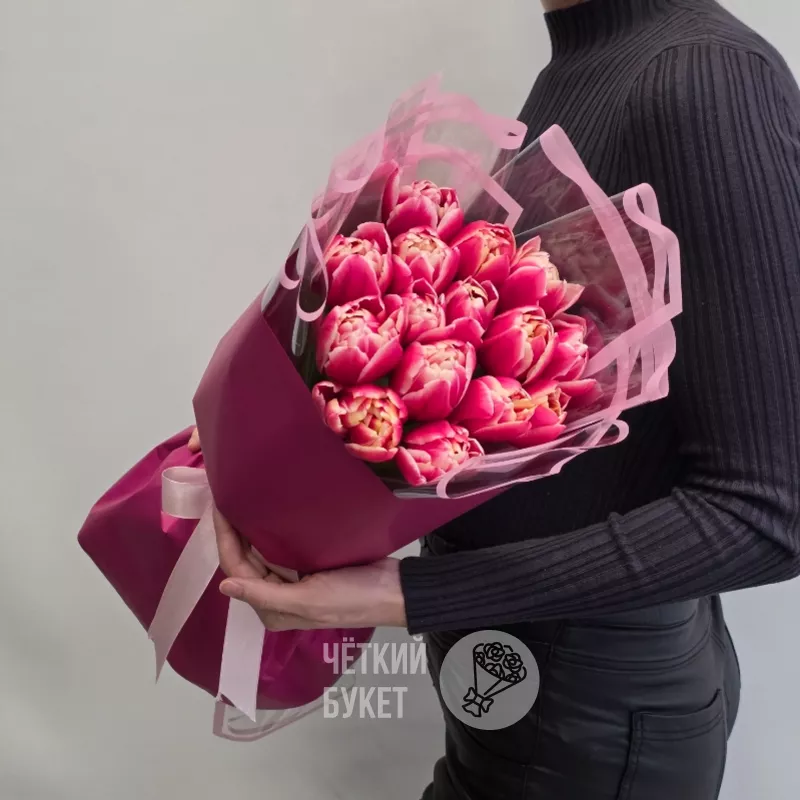 Букет из 15 пионовидных тюльпанов в стильном оформлении