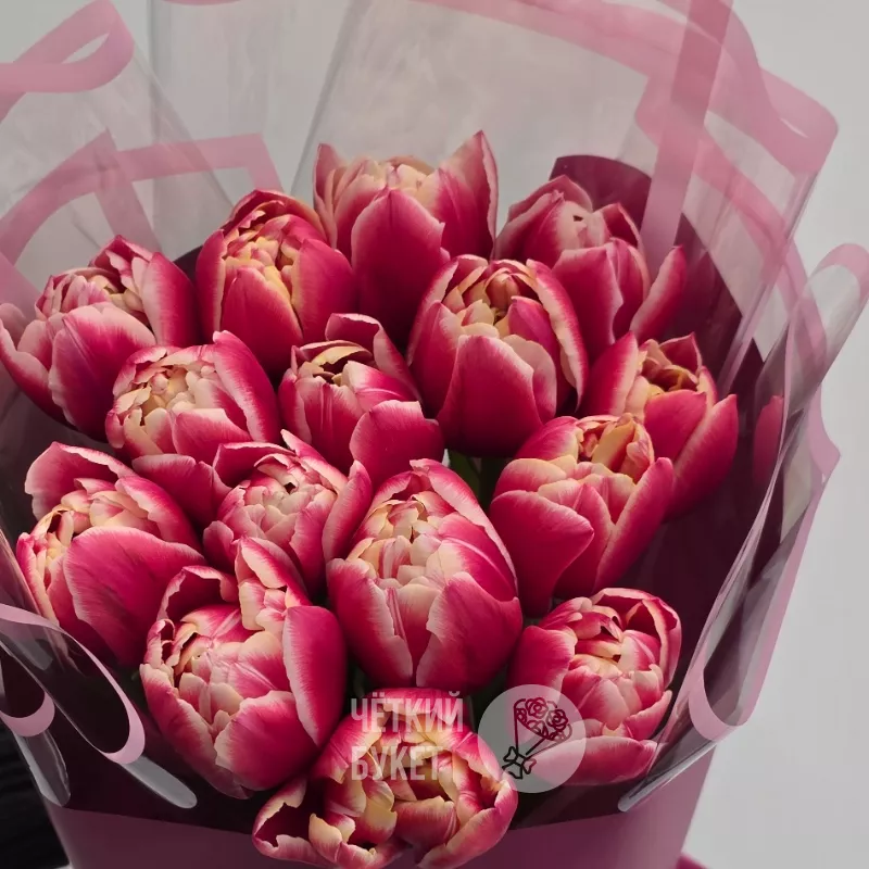 Букет из 15 пионовидных тюльпанов в стильном оформлении 3