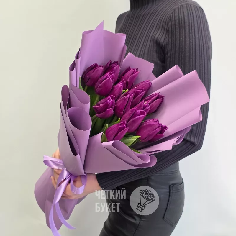 Букет из 15 фиолетовых тюльпанов в стильном оформлении 1