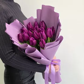 Букет из 15 фиолетовых тюльпанов в стильном оформлении от интернет-магазина «Чёткий букет» в Воронеже