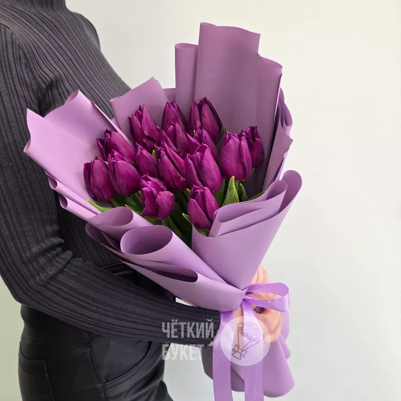 Букет из 15 фиолетовых тюльпанов в стильном оформлении