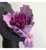 Букет из 15 фиолетовых тюльпанов в стильном оформлении