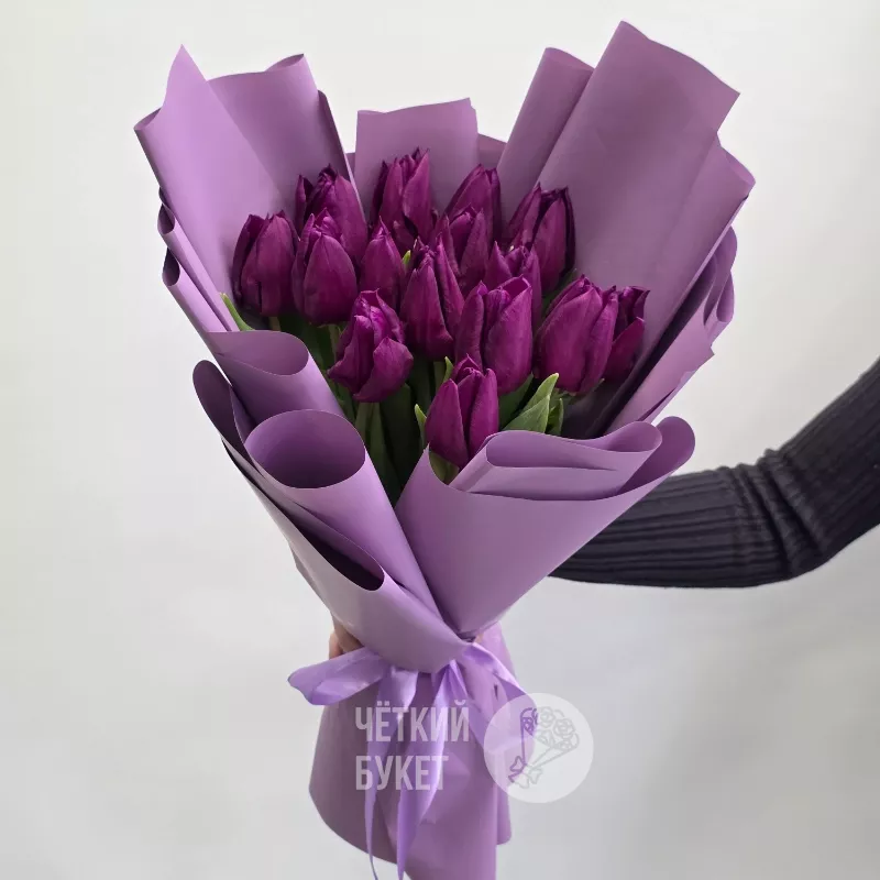 Букет из 15 фиолетовых тюльпанов в стильном оформлении 3