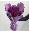 Букет из 15 фиолетовых тюльпанов в стильном оформлении 3