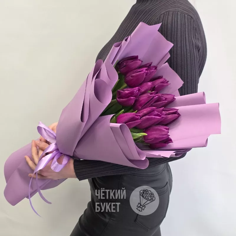 Букет из 15 фиолетовых тюльпанов в стильном оформлении 2