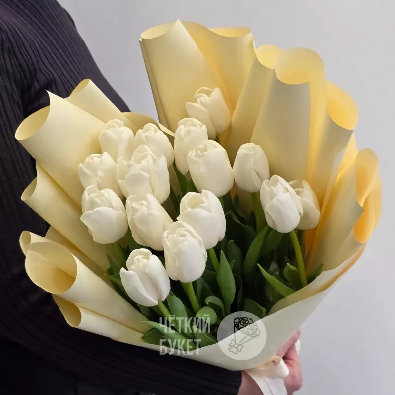 Букет из 15 белых тюльпанов в стильном оформлении  2