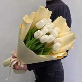 Букет из 15 белых тюльпанов в стильном оформлении  от интернет-магазина «Чёткий букет» в Воронеже