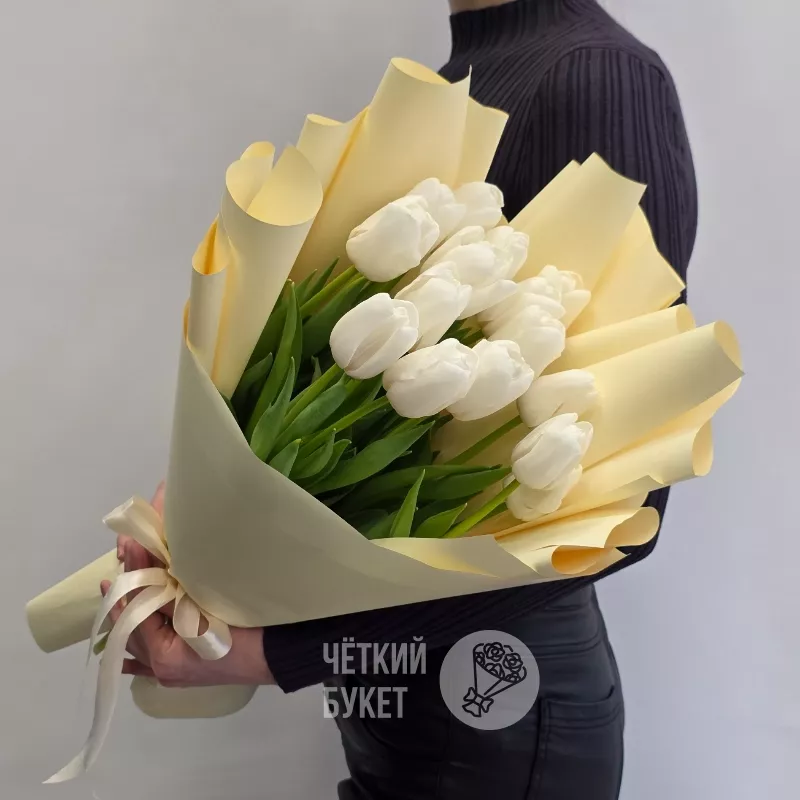 Букет из 15 белых тюльпанов в стильном оформлении 