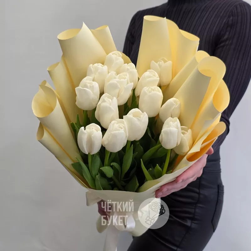 Букет из 15 белых тюльпанов в стильном оформлении  1