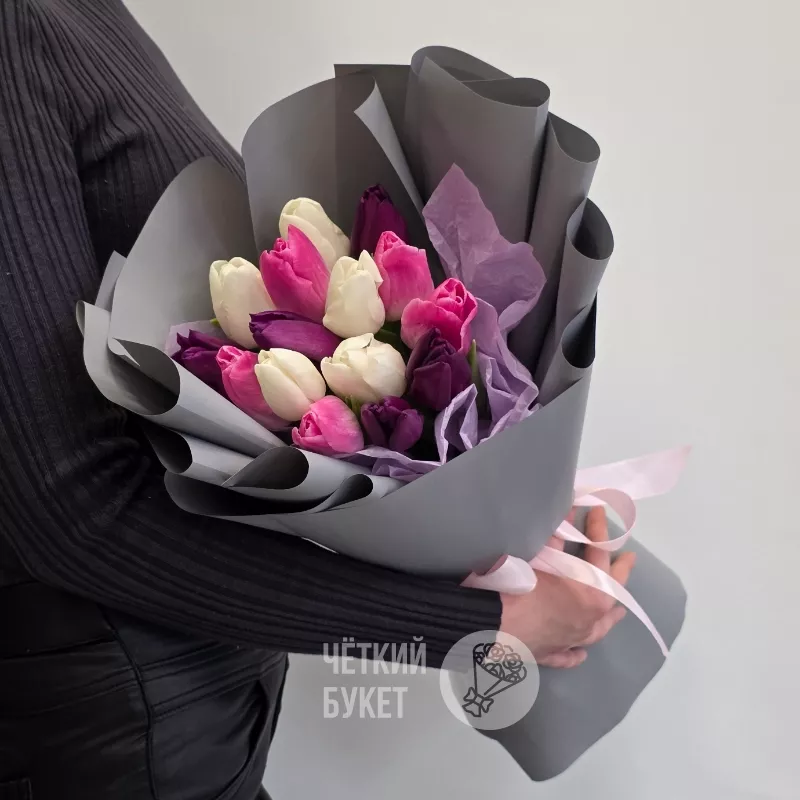 Букет из 15 тюльпанов микс белый фиолетовый розовый в стильном оформлении 1