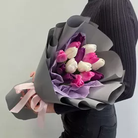 Букет из 15 тюльпанов микс белый фиолетовый розовый в стильном оформлении от интернет-магазина «Чёткий букет» в Воронеже