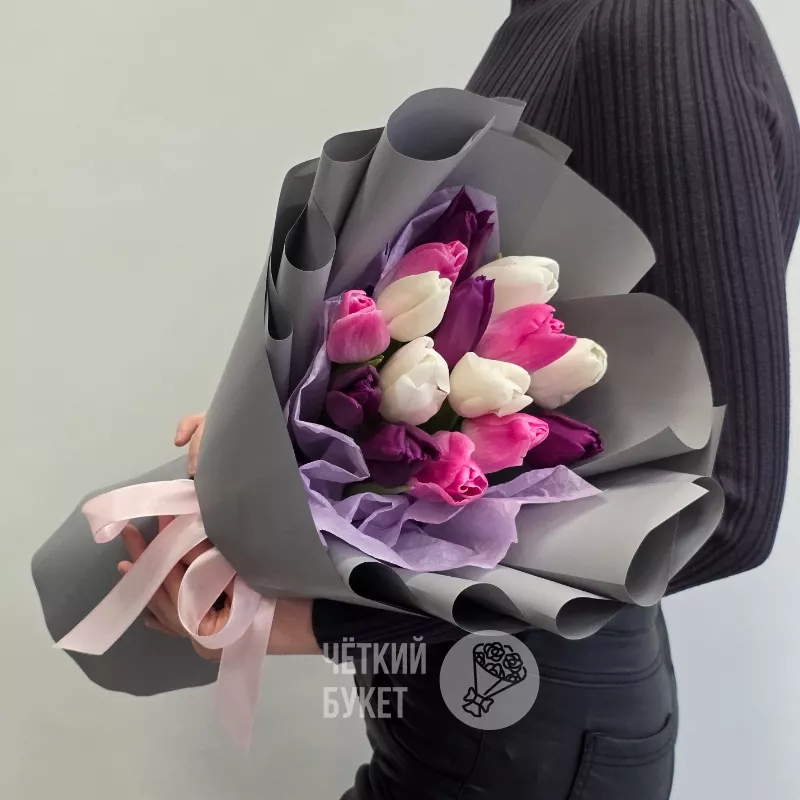 Букет из 15 тюльпанов микс белый фиолетовый розовый в стильном оформлении