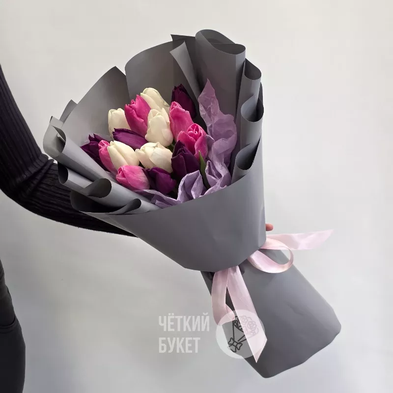 Букет из 15 тюльпанов микс белый фиолетовый розовый в стильном оформлении 2