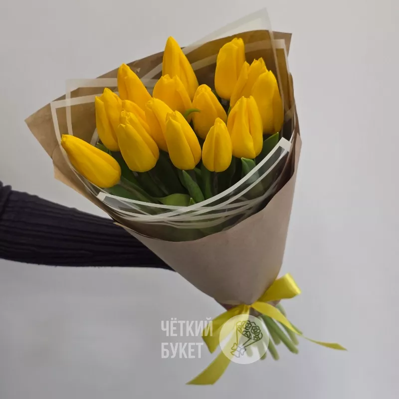 Букет из 15 желтых тюльпанов в крафт и пленке дизайн 1