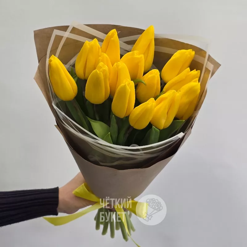 Букет из 15 желтых тюльпанов в крафт и пленке дизайн 3