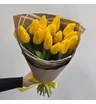Букет из 15 желтых тюльпанов в крафт и пленке дизайн 3