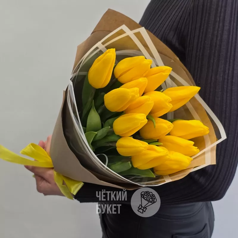 Букет из 15 желтых тюльпанов в крафт и пленке дизайн 2