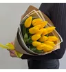 Букет из 15 желтых тюльпанов в крафт и пленке дизайн 2