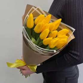 Букет из 15 желтых тюльпанов в крафт и пленке дизайн от интернет-магазина «Чёткий букет» в Воронеже