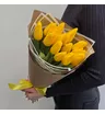 Букет из 15 желтых тюльпанов в крафт и пленке дизайн