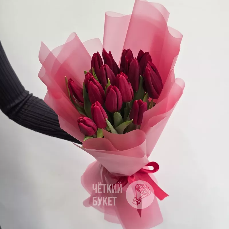 Букет из 15 красных тюльпанов в стильном авторском офорлмении 1
