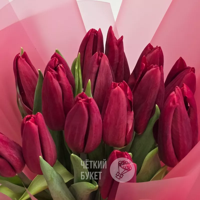 Букет из 15 красных тюльпанов в стильном авторском офорлмении 3