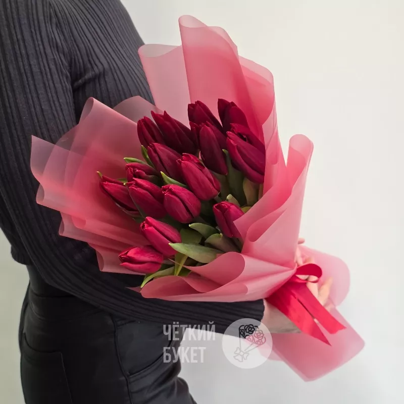 Букет из 15 красных тюльпанов в стильном авторском офорлмении 2