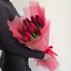 Букет из 15 красных тюльпанов в стильном авторском офорлмении от интернет-магазина «Чёткий букет» в Воронеже