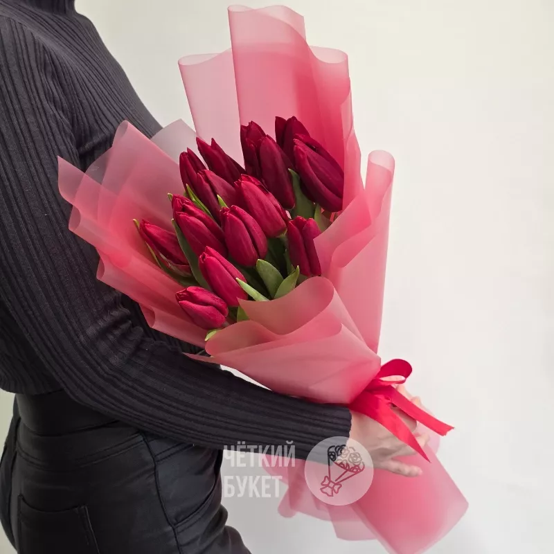 Букет из 15 красных тюльпанов в стильном авторском офорлмении