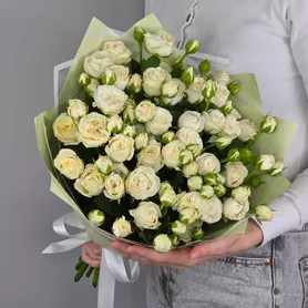 Букет из 15 белых кустовых роз Беларусь в зеленом от интернет-магазина «Чёткий букет» в Воронеже
