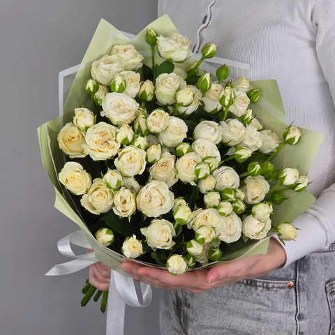 Букет из 15 белых кустовых роз Беларусь в зеленом от интернет-магазина «Чёткий букет» в Воронеже