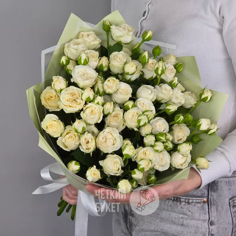 Букет из 15 белых кустовых роз Беларусь в зеленом