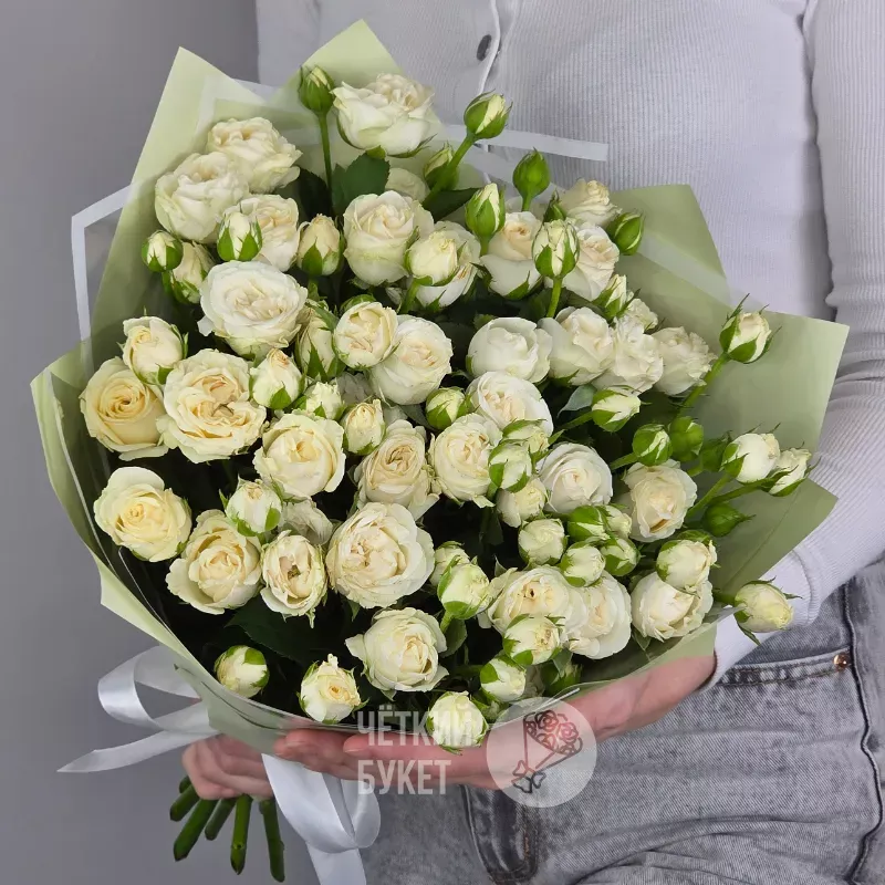Букет из 15 белых кустовых роз Беларусь в зеленом 2