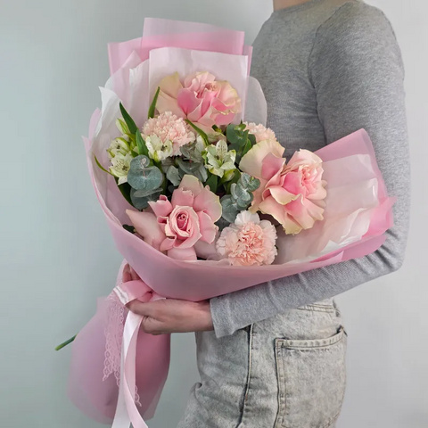 Букет из французских роз гвоздик и альстромерий  от интернет-магазина «Чёткий букет» в Воронеже