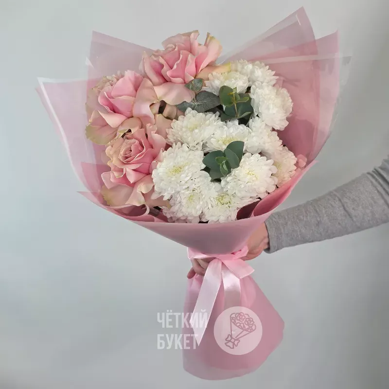 Букет из французских роз и белых хризантем с эвкалиптом 1