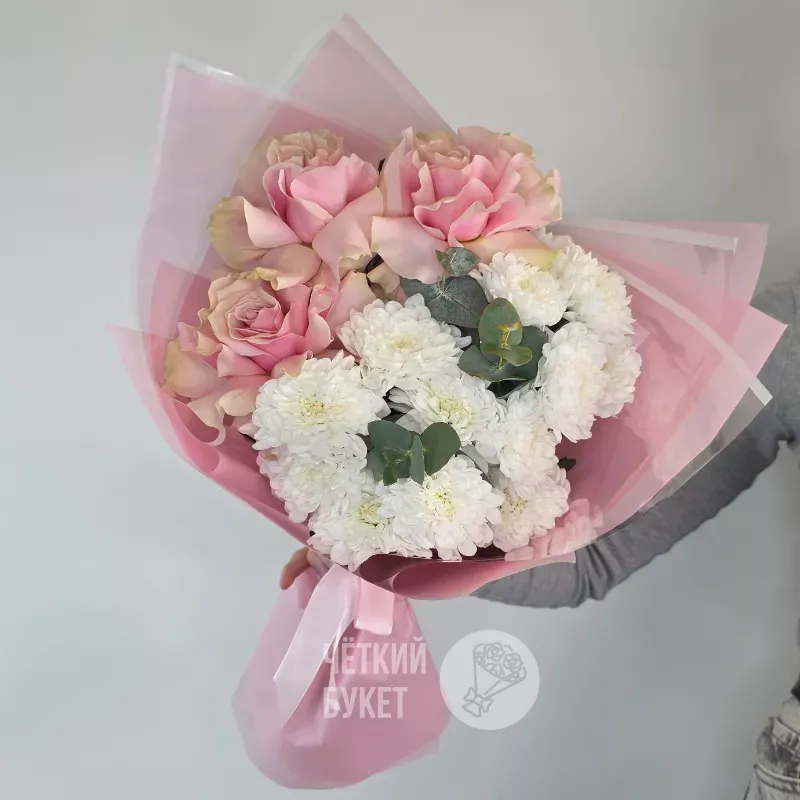 Букет из французских роз и белых хризантем с эвкалиптом 2