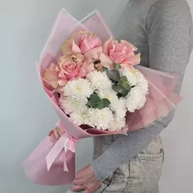 Букет из французских роз и белых хризантем с эвкалиптом от интернет-магазина «Чёткий букет» в Воронеже