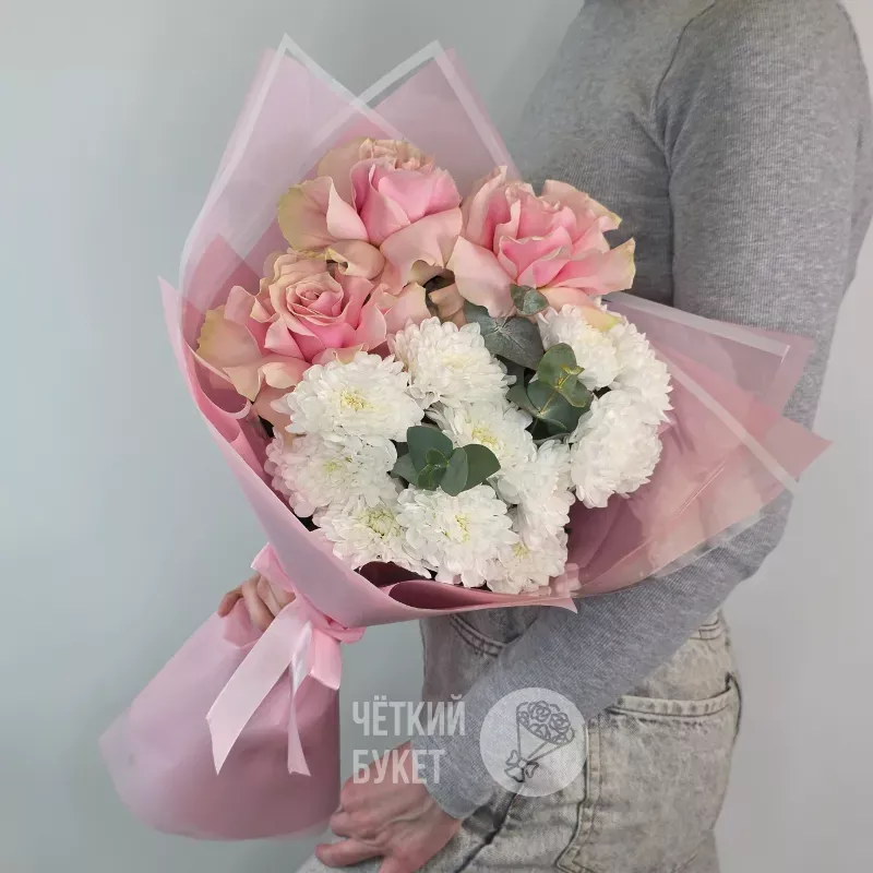 Букет из французских роз и белых хризантем с эвкалиптом