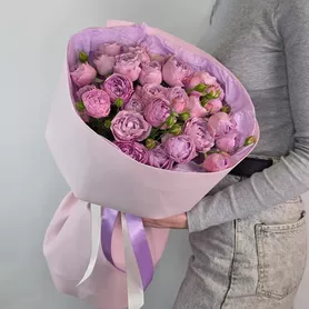 Букет из 9 сиреневых кустовых пионовидных роз Лавендер от интернет-магазина «Чёткий букет» в Воронеже