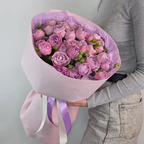 Букет из 9 сиреневых кустовых пионовидных роз Лавендер от интернет-магазина «Чёткий букет» в Воронеже