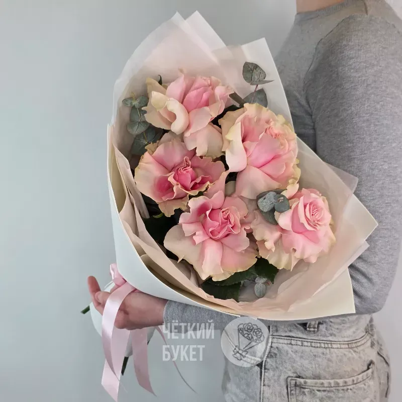 Букет из французских розовых роз с эвкалиптом 1