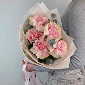 Букет из французских розовых роз с эвкалиптом от интернет-магазина «Чёткий букет» в Воронеже