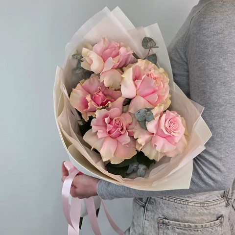 Букет из французских розовых роз с эвкалиптом от интернет-магазина «Чёткий букет» в Воронеже