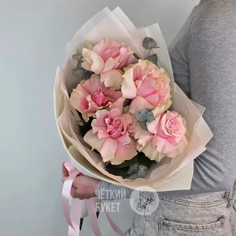 Букет из французских розовых роз с эвкалиптом