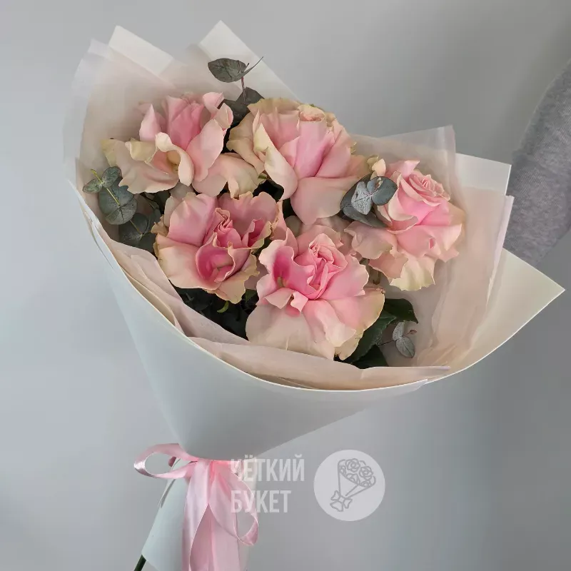 Букет из французских розовых роз с эвкалиптом 2