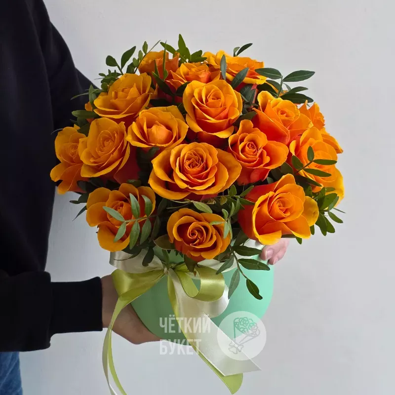 Яркие оранжевые розы Испания в шляпной коробке с зеленью фисташки 2