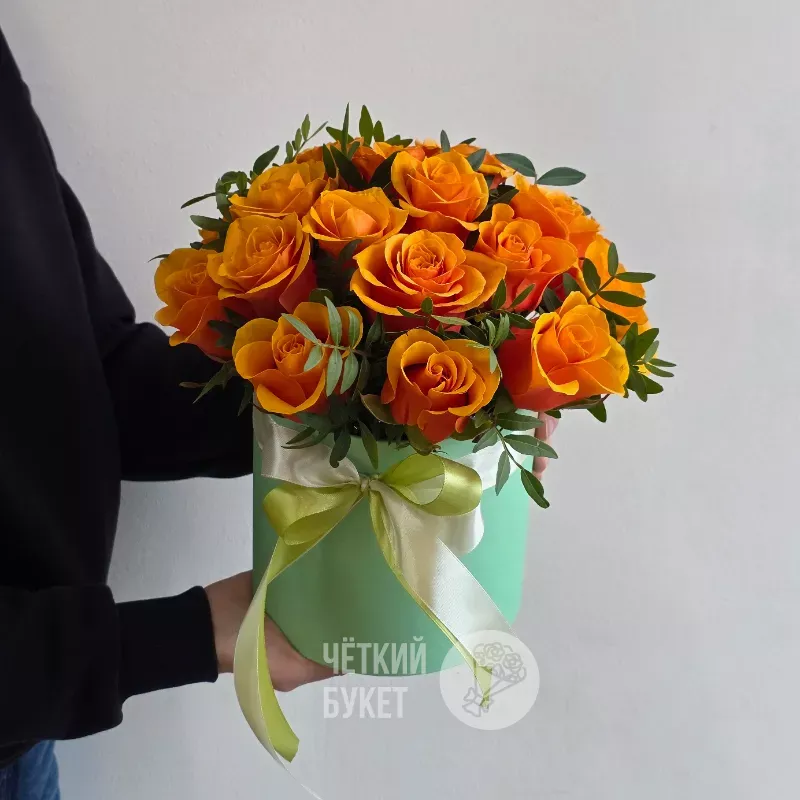 Яркие оранжевые розы Испания в шляпной коробке с зеленью фисташки 3