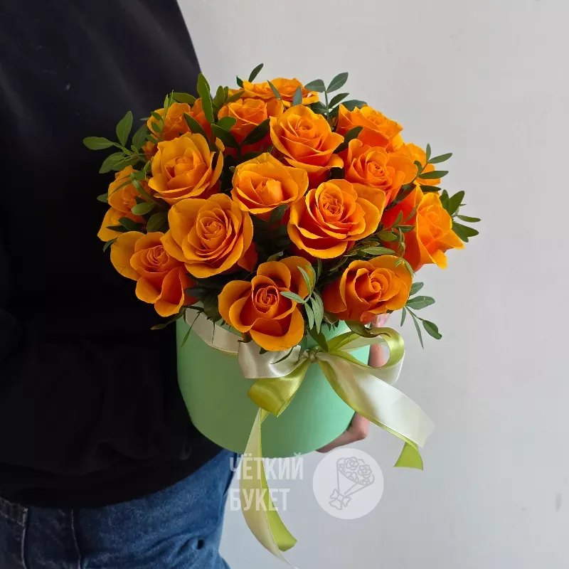 Яркие оранжевые розы Испания в шляпной коробке с зеленью фисташки