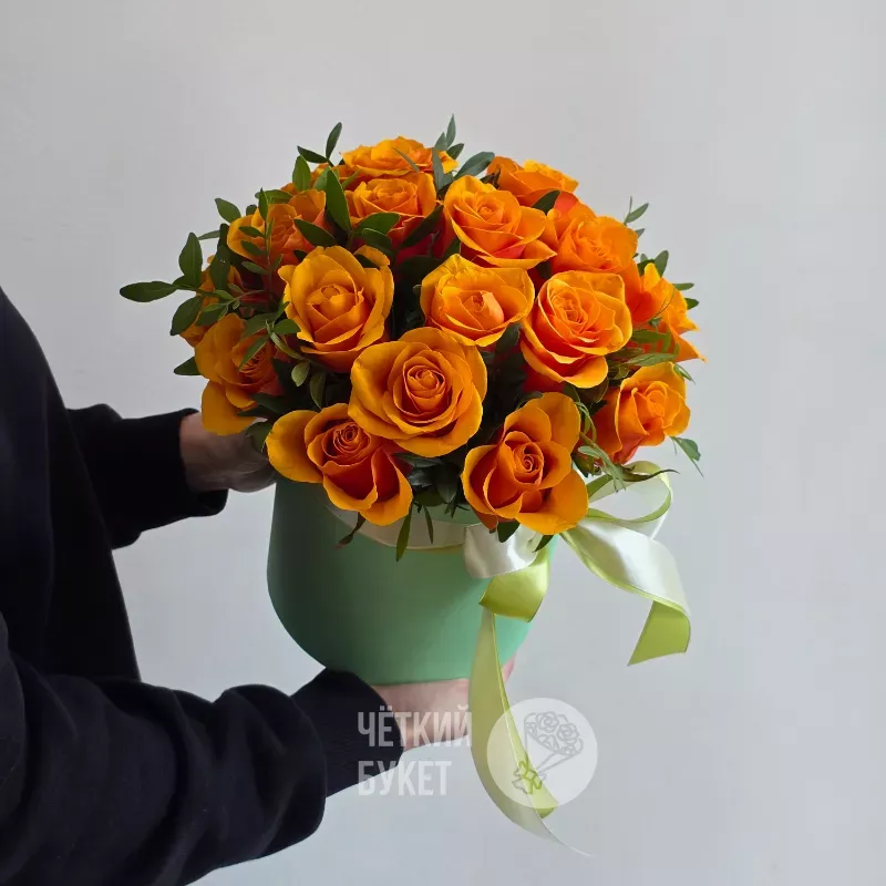 Яркие оранжевые розы Испания в шляпной коробке с зеленью фисташки 1