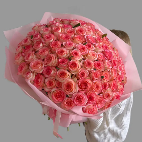 Букет из 101 белорозовой розы Джумилия от интернет-магазина «Чёткий букет» в Воронеже